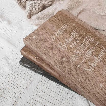 Gegraveerde notitieboekjes in verschillende kleuren houtlook voor meesters en juffen met de tekst 'Bedankt voor het onbeschrijflijk leuke schooljaar'.