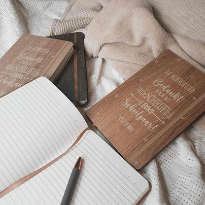 Gegraveerde notitieboekjes in verschillende kleuren houtlook met gelinieerd papier voor meesters en juffen.