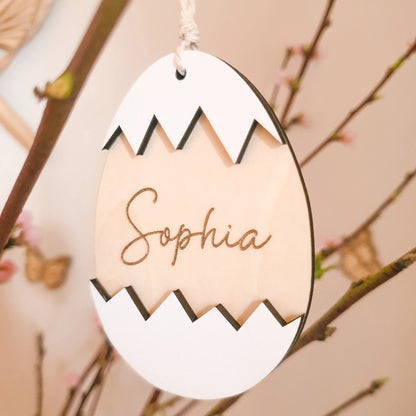 Gepersonaliseerde paashanger in de vorm van een gebroken paasei, gegraveerd met naam voor aan de paastak.