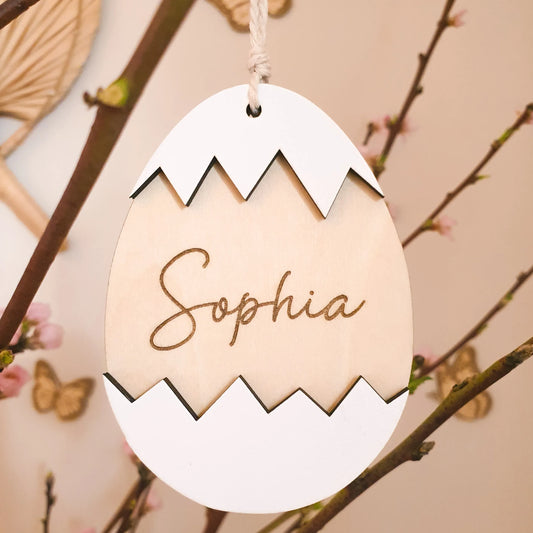 Gepersonaliseerde paashanger in de vorm van een gebroken paasei, gegraveerd met naam voor aan de paastak.