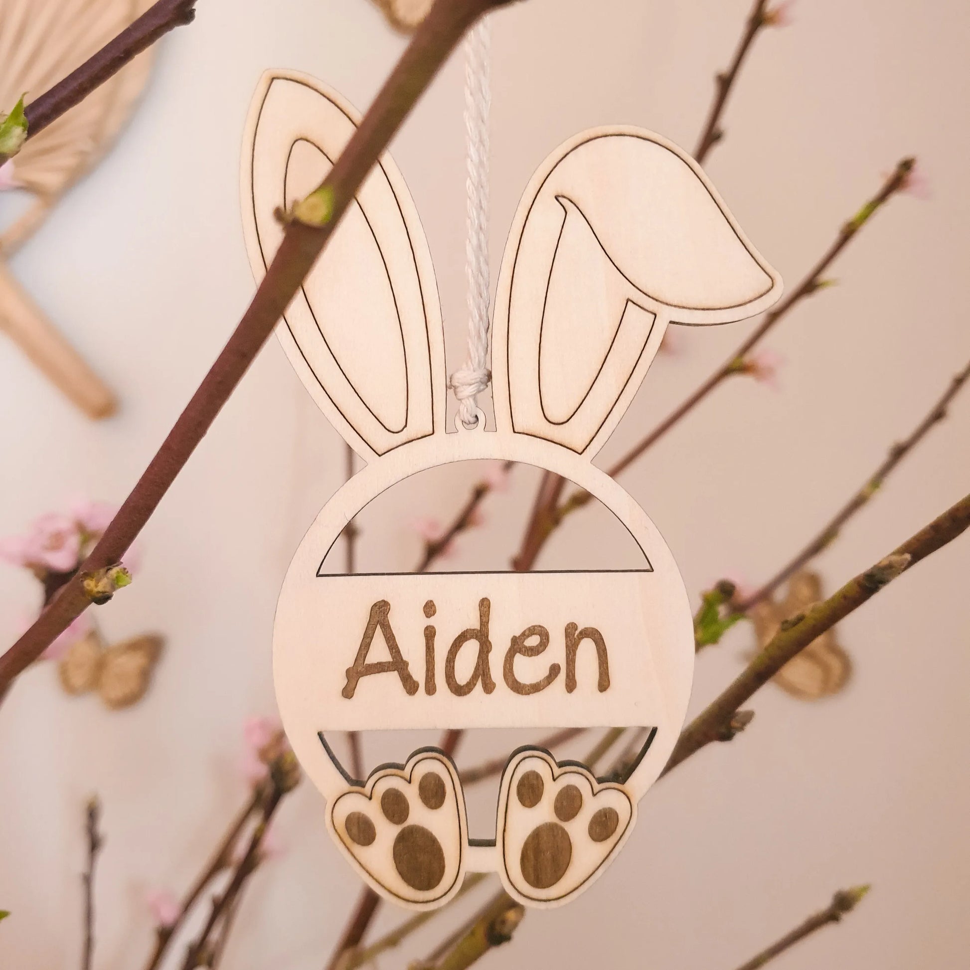 Gepersonaliseerde paashanger met de flaporen en poten van een paashaas, gegraveerd met naam voor aan de paastak.