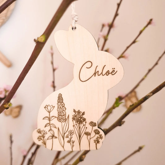 Gepersonaliseerde paashanger in de vorm van een paashaas, gegraveerd met wilde bloemen en naam voor aan de paastak.