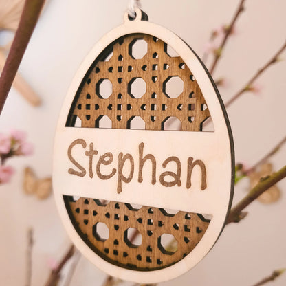 Gepersonaliseerde paashanger in de vorm van een paasei met rotan effect, gegraveerd met naam voor aan de paastak.