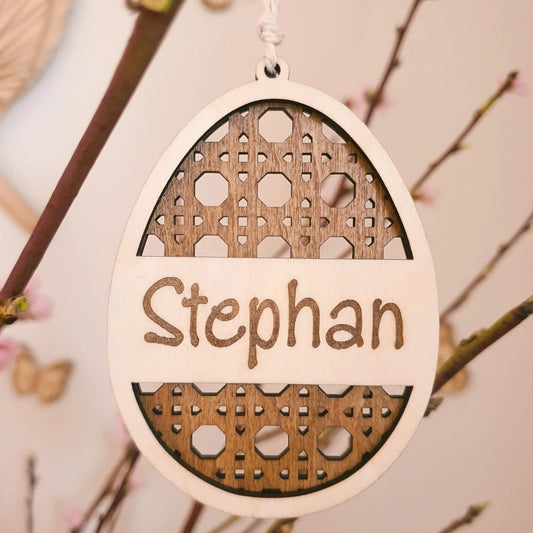 Gepersonaliseerde paashanger in de vorm van een paasei met rotan effect, gegraveerd met naam voor aan de paastak.