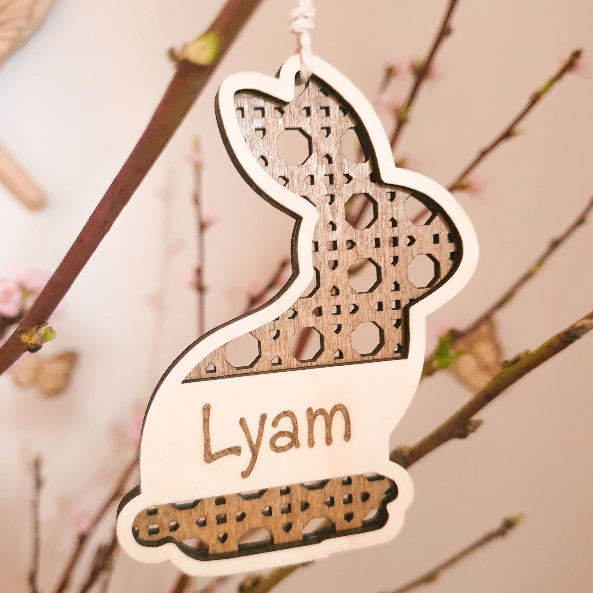 Gepersonaliseerde paashanger in de vorm van een paashaas met rotan effect, gegraveerd met naam voor aan de paastak.