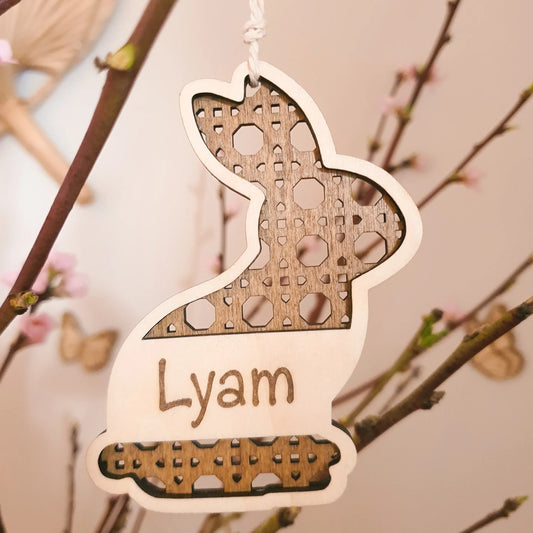 Gepersonaliseerde paashanger in de vorm van een paashaas met rotan effect, gegraveerd met naam voor aan de paastak.