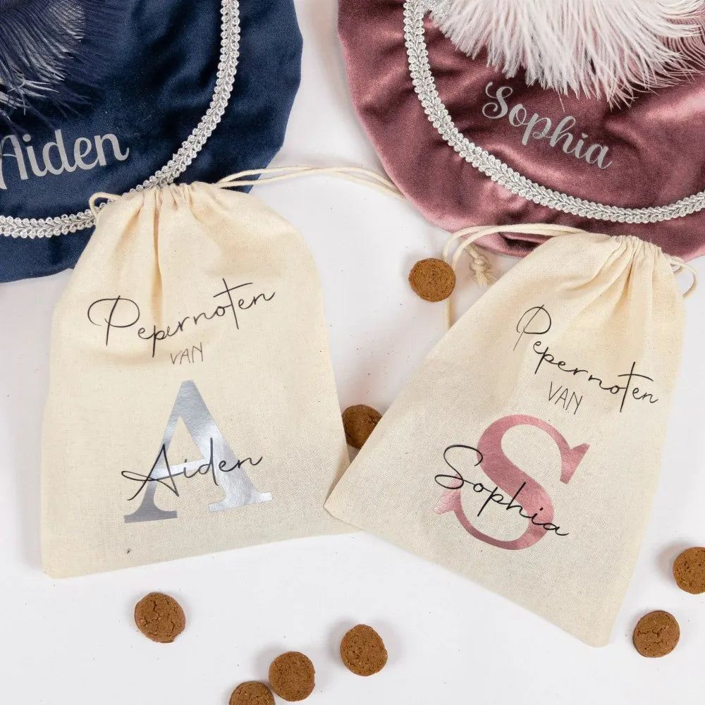 Gepersonaliseerde pietenmutsen en pepernotenzakjes met naam voor Sinterklaasfeest.