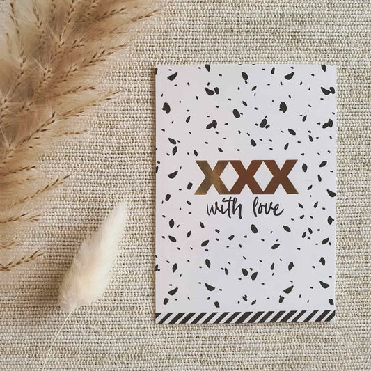Wit kaartje met confetti en de tekst 'XXX with love' in zwarte en gouden opdruk.