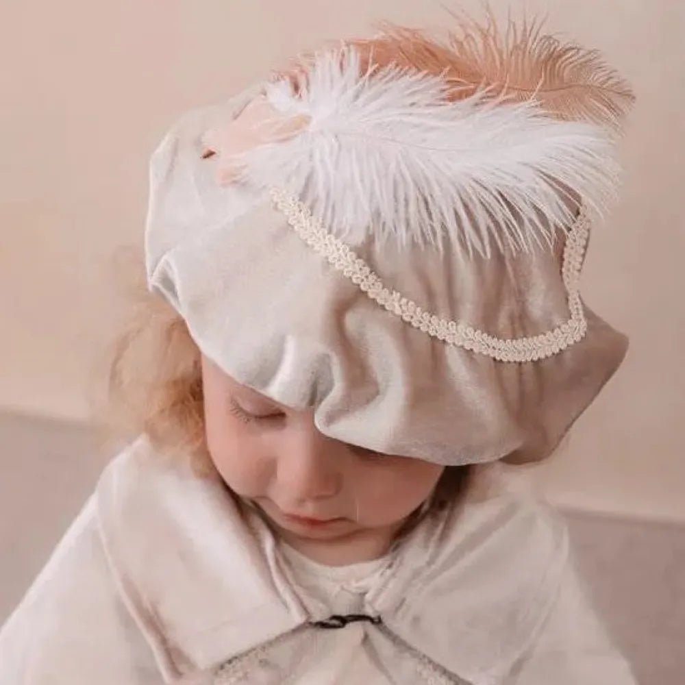 Luxe pietenmuts met naam van velours stof in champagne beige met gallon, veren, staf en ster.