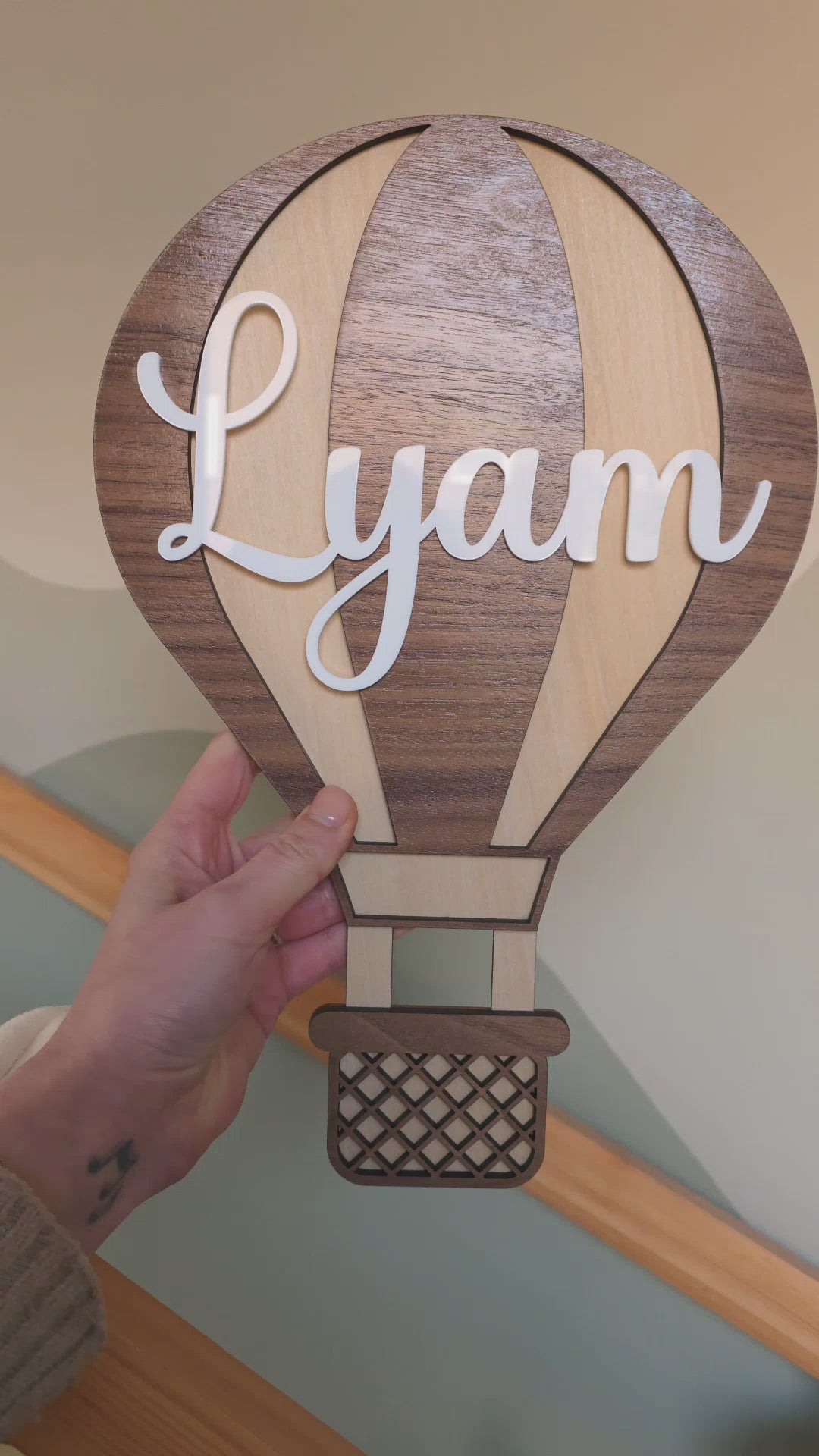 Gepersonaliseerde houten muurdecoratie set van luchtballonnen en wolkjes in een kinderkamer.