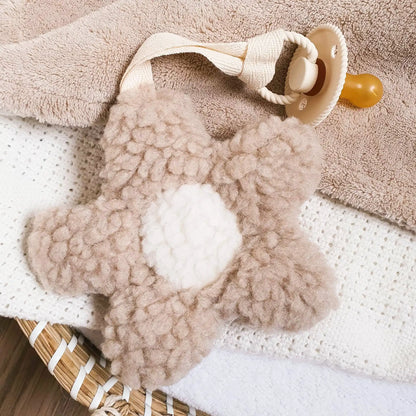 Taupekleurige Daisy speenknuffel in de vorm van een bloem met wit hart voor fopspeen.