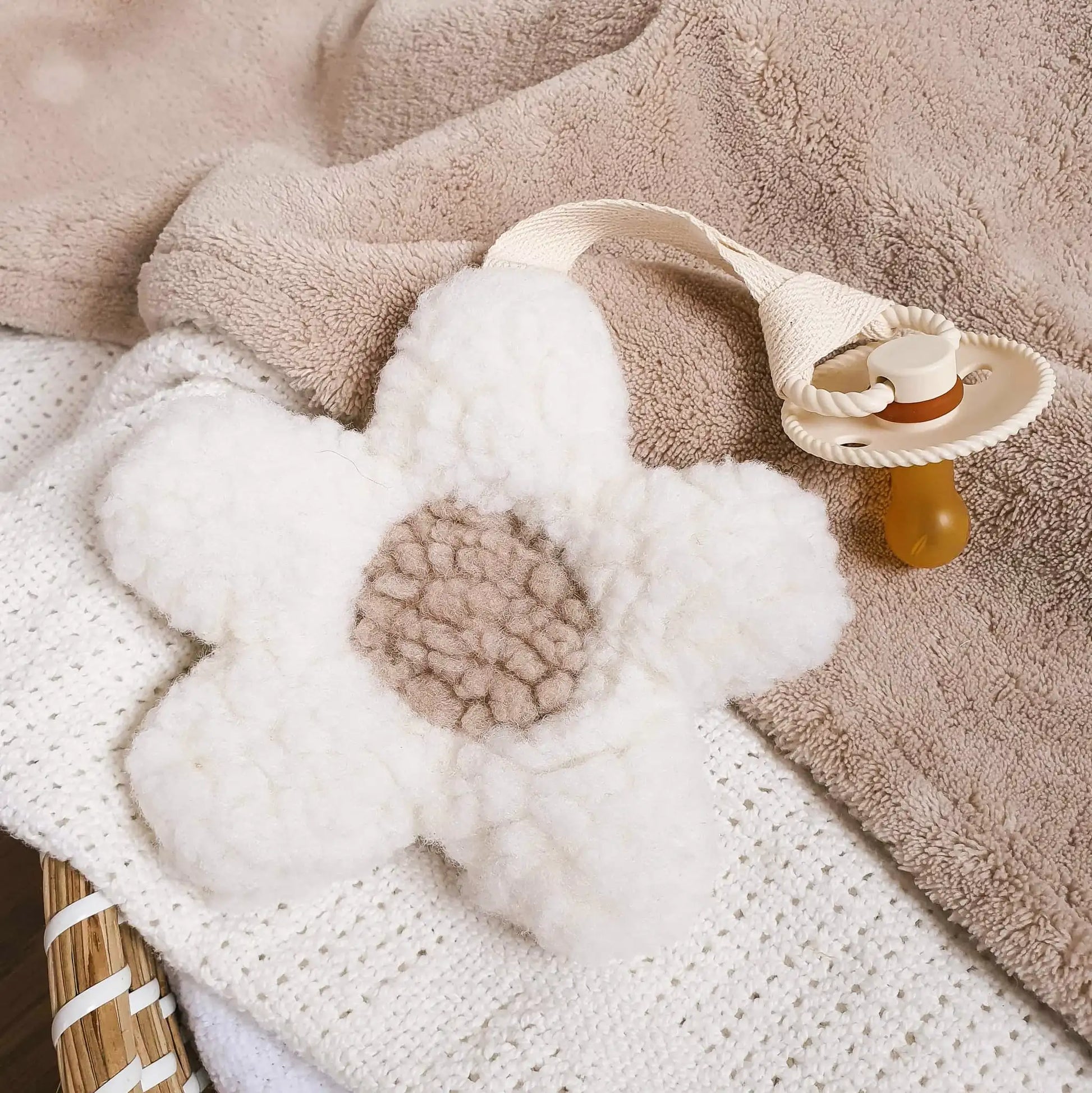 Witte Daisy speenknuffel in de vorm van een bloem met taupekleurig hart voor fopspeen.