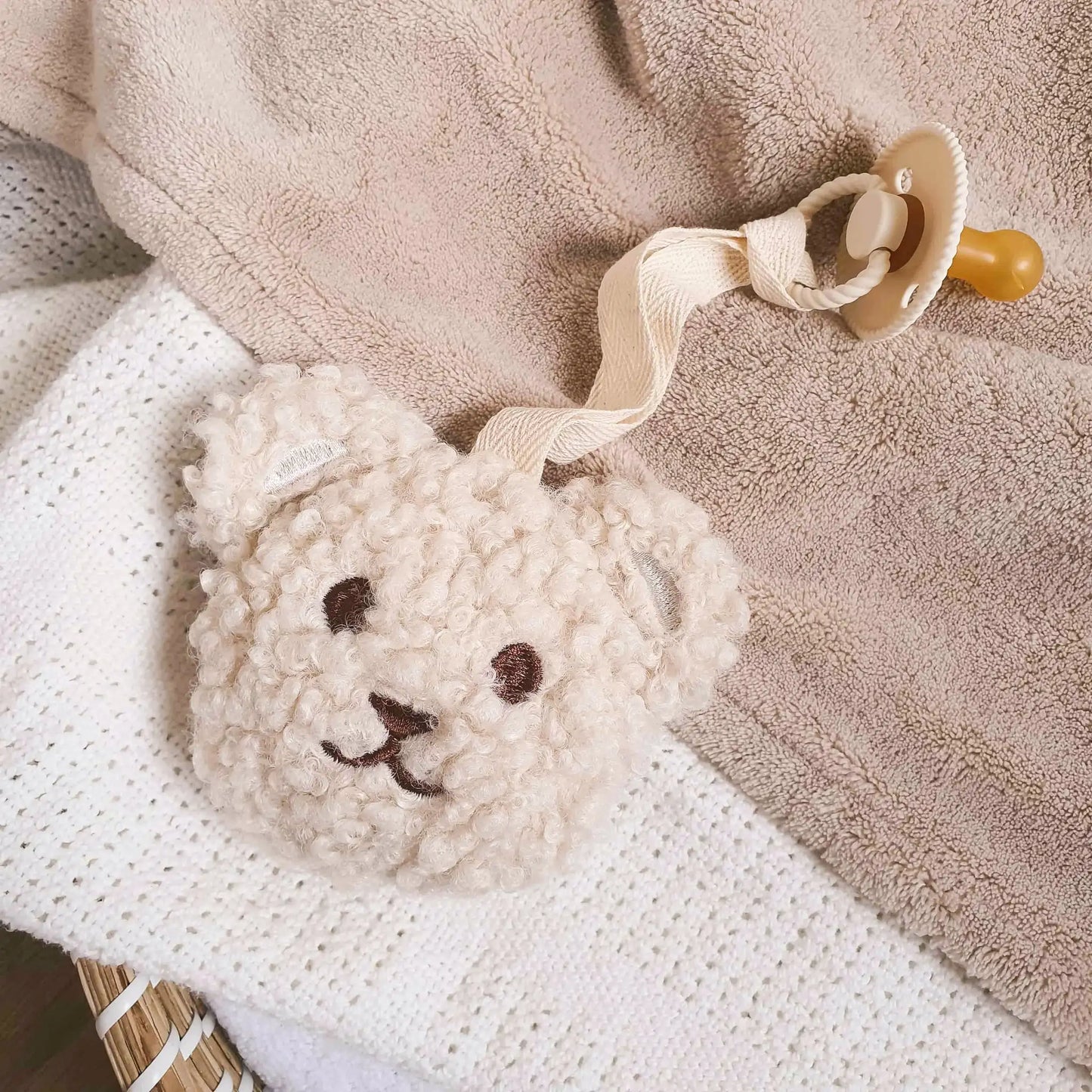 Gebroken witte ecru teddybeer speenknuffel met pluchen berenkop voor fopspeen.