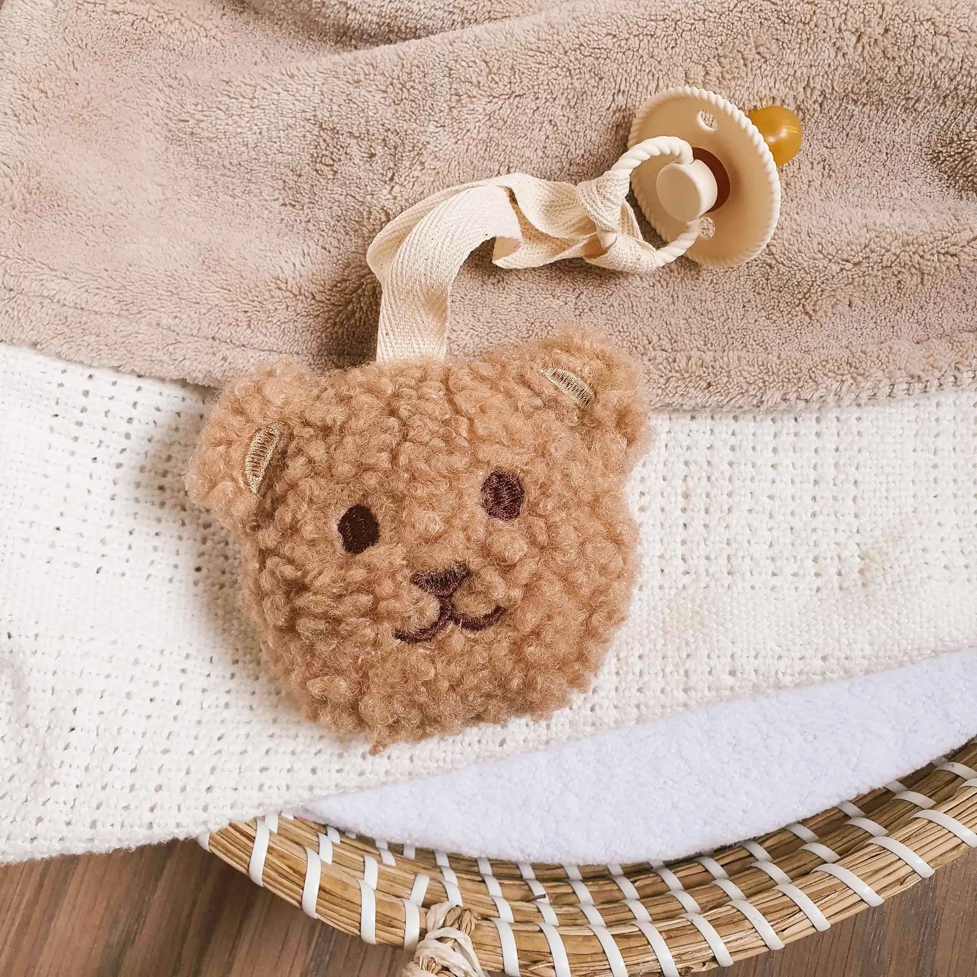 Zandkleurige teddybeer speenknuffel met pluchen berenkop voor fopspeen.