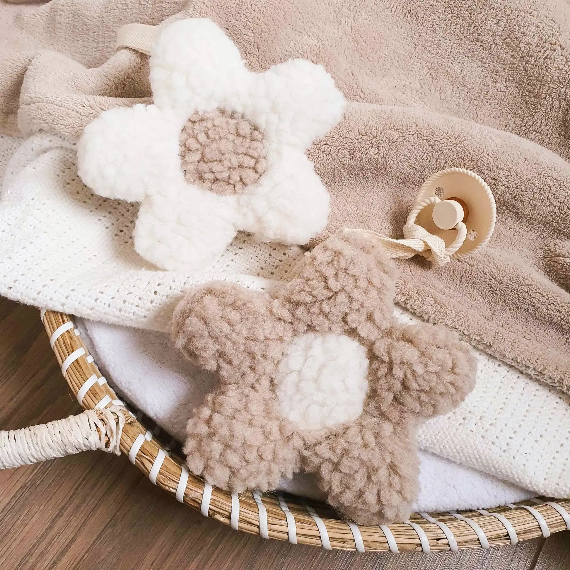 Witte en taupekleurige Daisy speenknuffels in de vorm van een bloem voor fopspeen.
