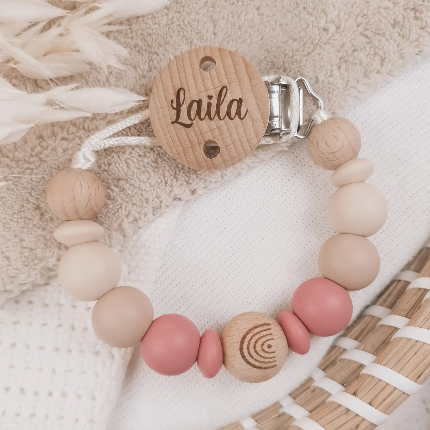 Gepersonaliseerd speenkoord met naam gegraveerd op de clip en siliconen kralen in beige en roze met houten details.