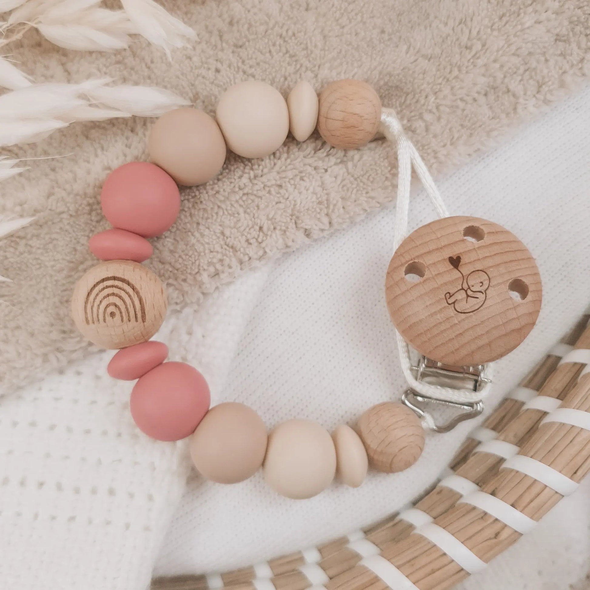 Speenkoord zonder naam met siliconen kralen in beige en roze met houten details.