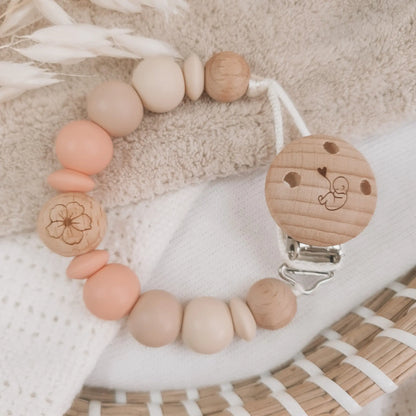 Speenkoord zonder naam met siliconen kralen in beige en zalm met houten details.