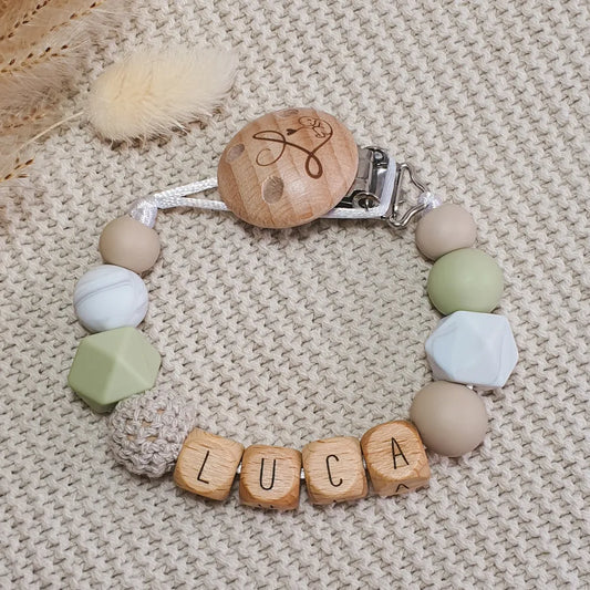 Gepersonaliseerd speenkoord met naam van houten letterkralen en siliconen kralen in groen, beige en marmer.