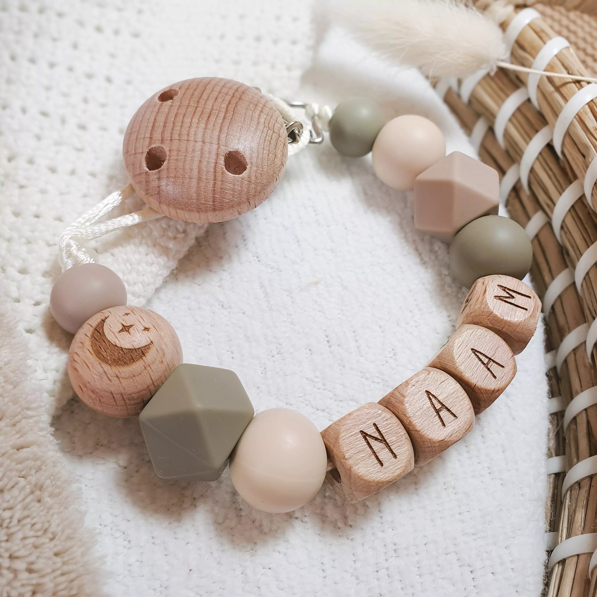 Speenkoord met naam met siliconen kralen in beige en groen met houten details.