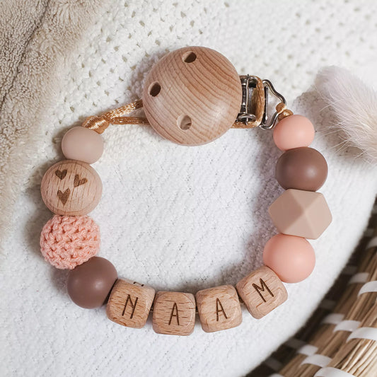 Speenkoord met naam met siliconen kralen in beige en zalm roze met houten details.