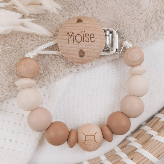 Gepersonaliseerd speenkoord met naam gegraveerd op de clip en siliconen kralen in aardetinten met houten details.