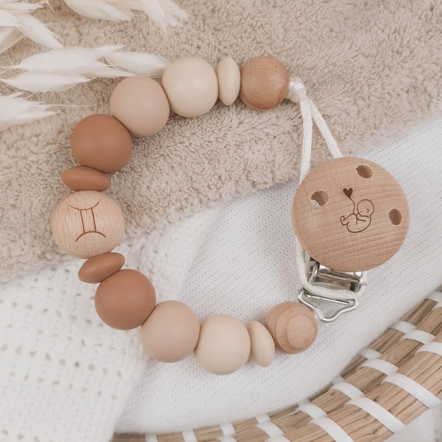 Speenkoord zonder naam met siliconen kralen in aardetinten met houten details.