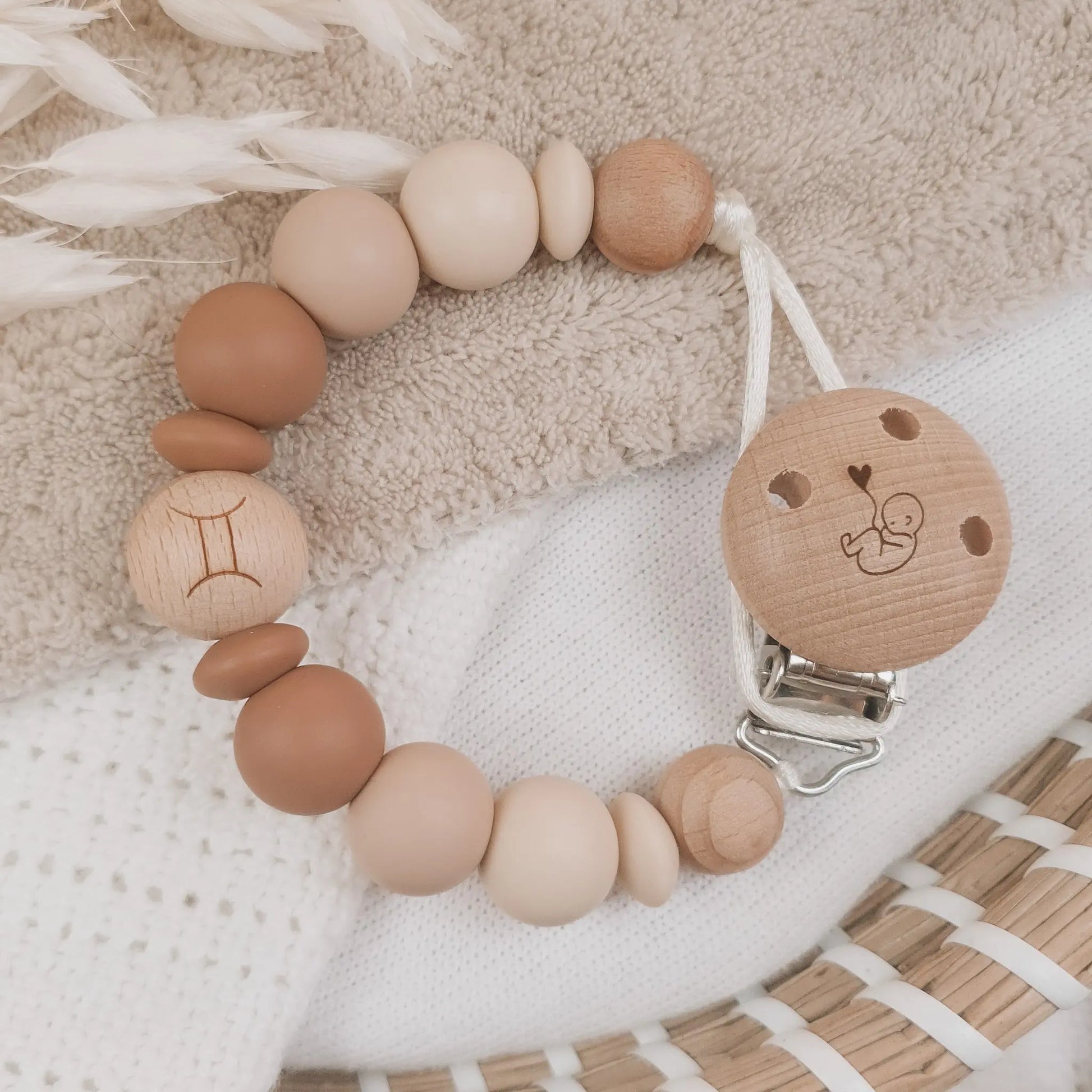 Speenkoord zonder naam met siliconen kralen in aardetinten met houten details.