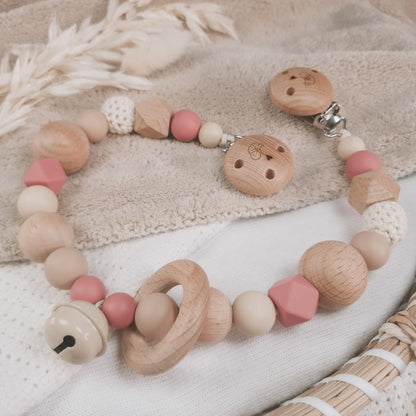 Wagenspanner in beige en oud roze met siliconen en houten kralen.