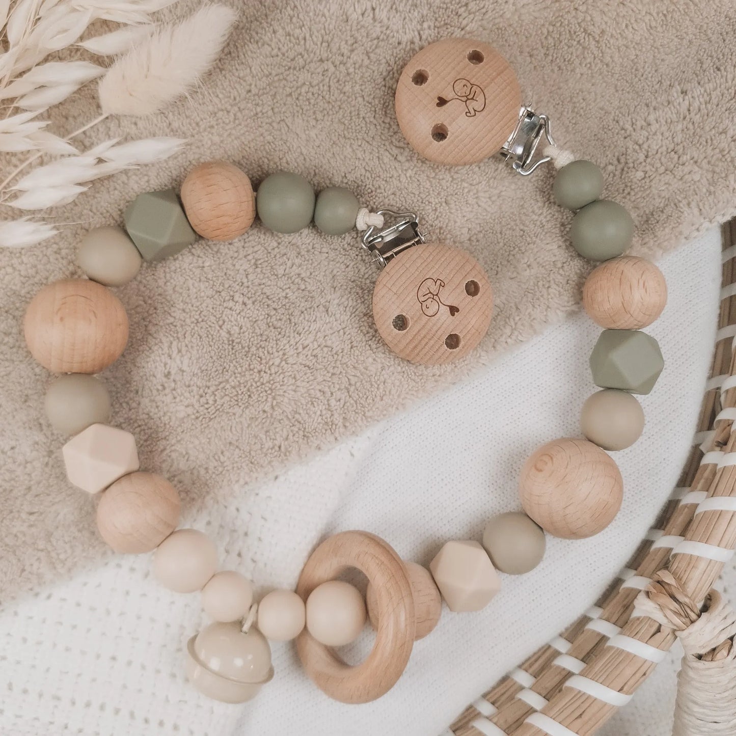 Wagenspanner in beige en groen met ombre effect en siliconen en houten kralen.