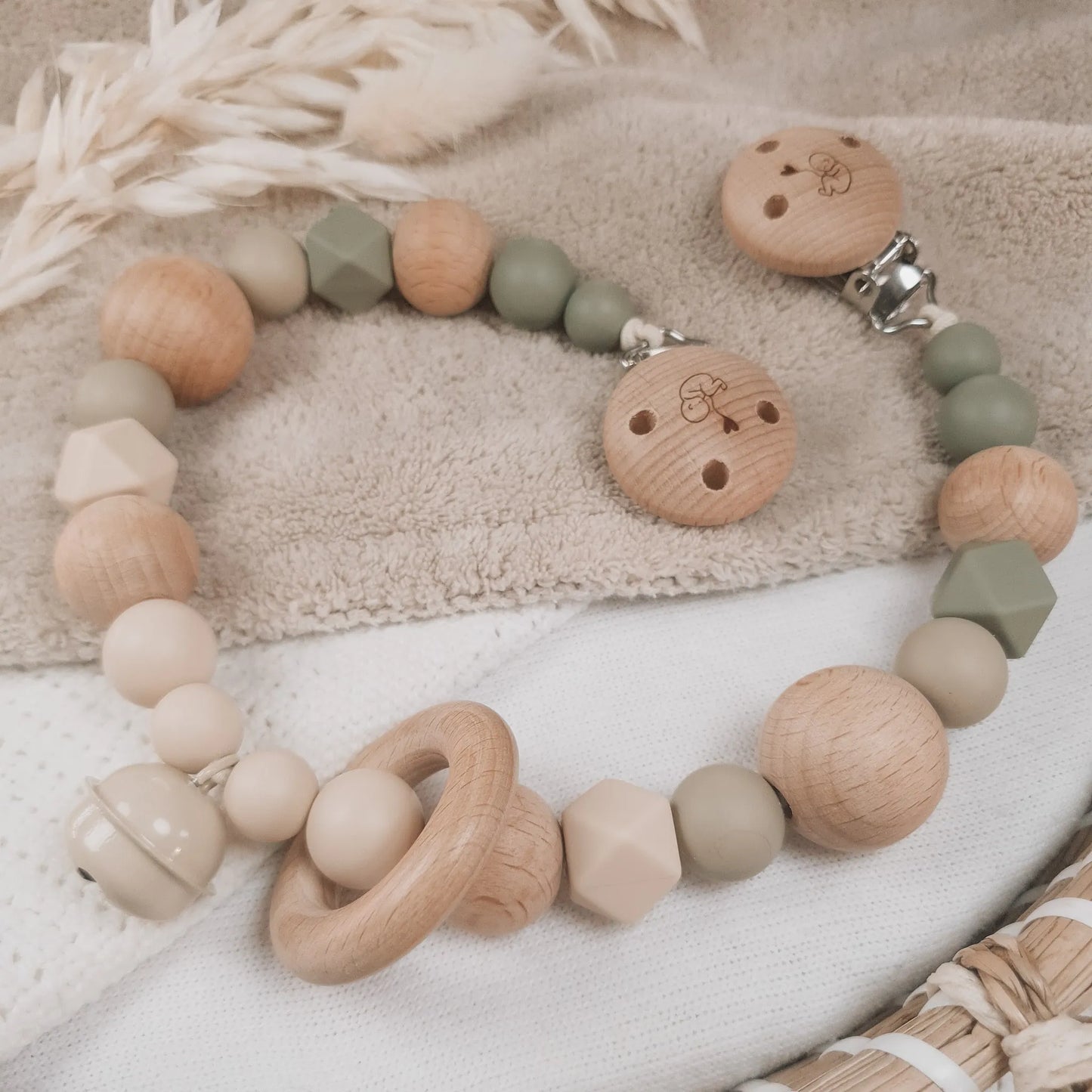 Wagenspanner in beige en groen met ombre effect en siliconen en houten kralen.