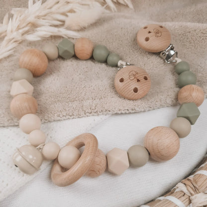 Wagenspanner in beige en groen met ombre effect en siliconen en houten kralen.