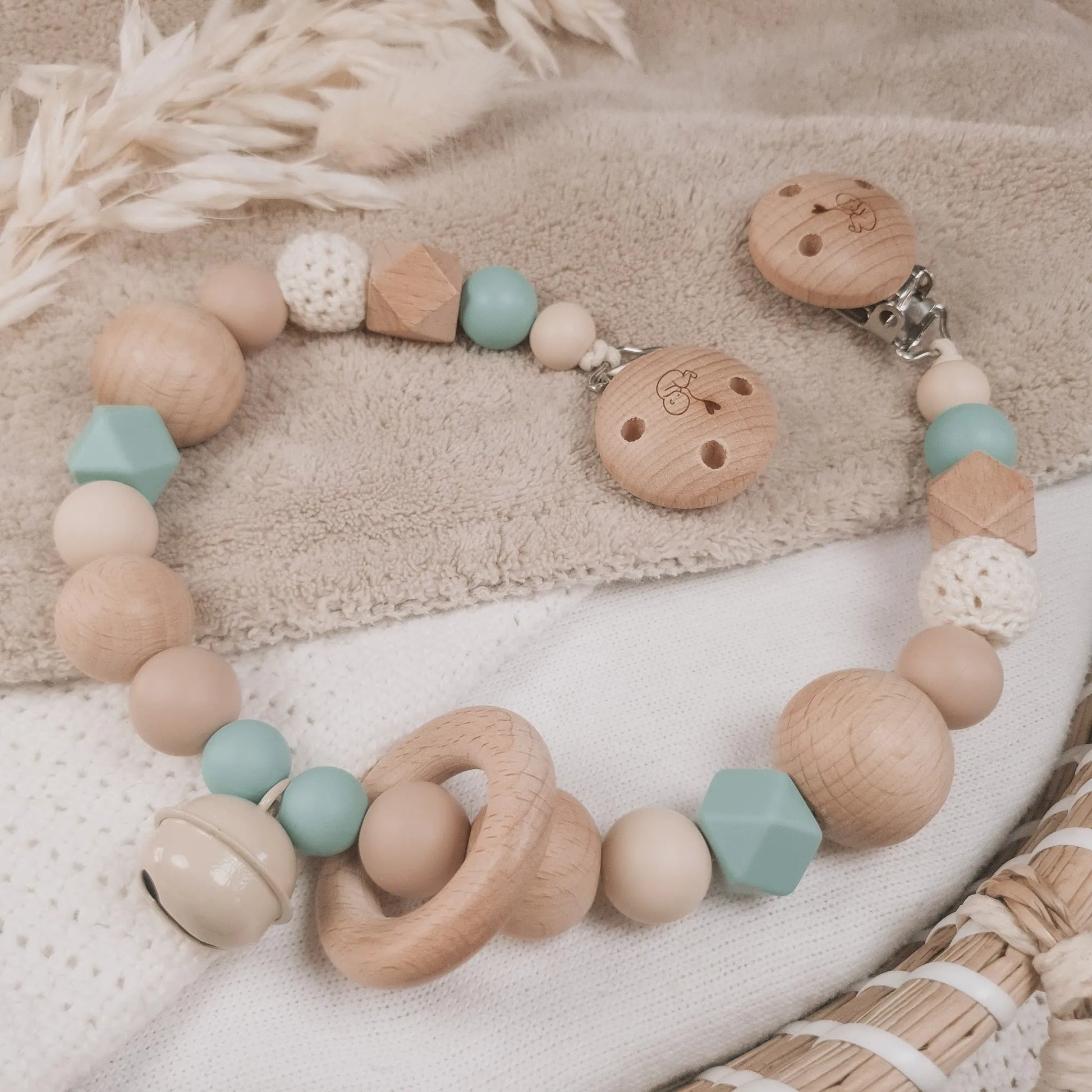 Wagenspanner in beige en blauw met siliconen en houten kralen.