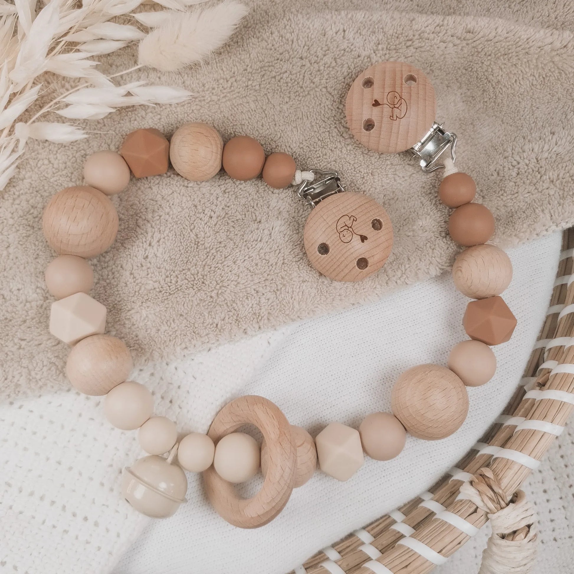 Wagenspanner in aardetinten en ombre effect met siliconen en houten kralen.