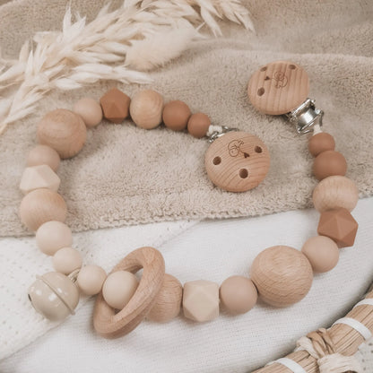 Wagenspanner in aardetinten en ombre effect met siliconen en houten kralen.