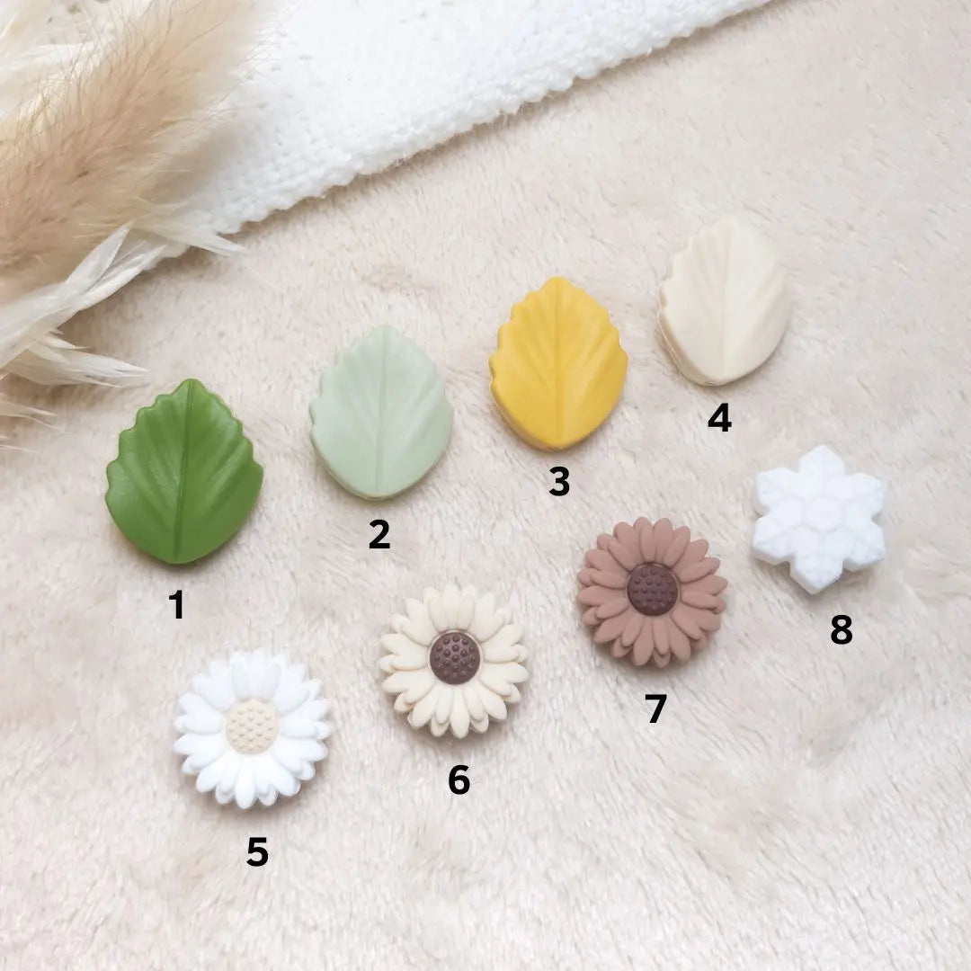 Stalen van siliconen accentkralen in verschillende kleuren en designs.