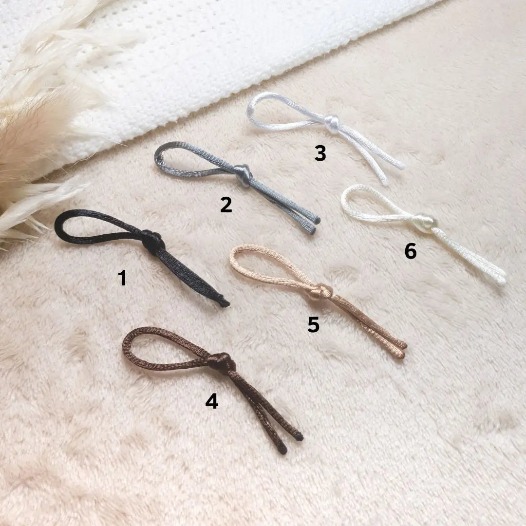 Kleurstalen van koorden in verschillende kleuren.