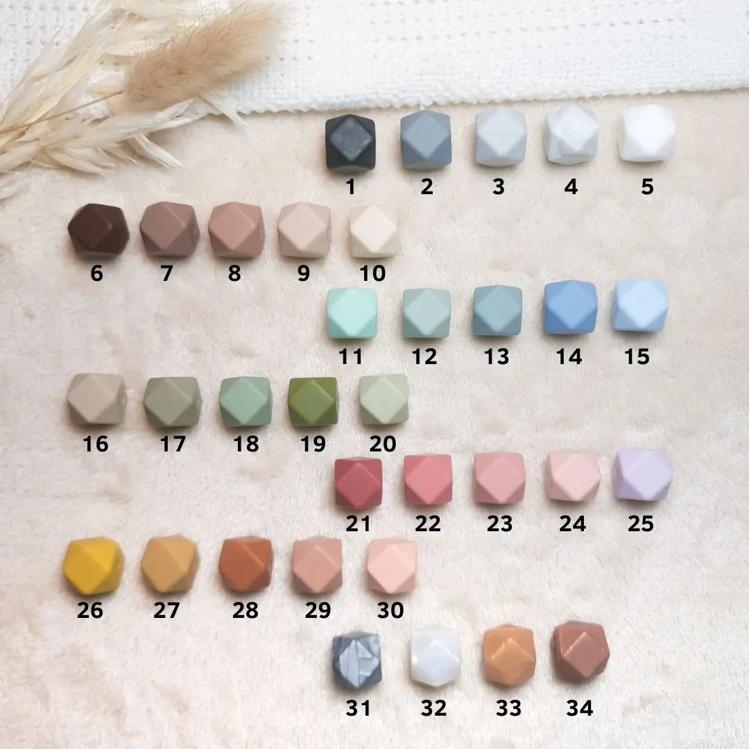 Kleurstalen van siliconen kralen in verschillende kleuren.